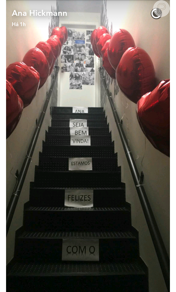 Equipe do programa 'Hoje em Dia' decorou porta do camarim de Ana Hickmann com mensagens carinhosas e balões em formato de coração