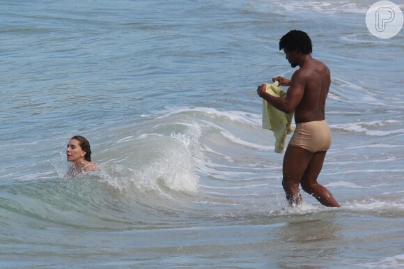 Maitê Proença e David Junior, que interpreta Saviano na novela 'Liberdade, Liberdade', estiveram na praia de Grumari, na Zona Oeste do Rio de Janeiro