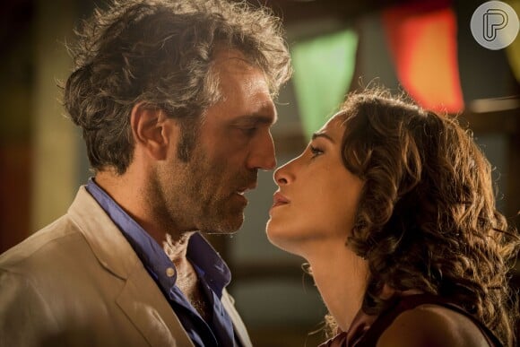 Em 'Velho Chico':  Tereza (Camila Pitanga) tenta fugir para evitar que se aproxime de Santo (Domingos Montagner) mas ele encosta sua testa na dela e os dois se beijam 