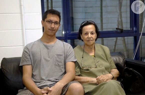 Regina de Moura, mãe do ex-BBB Laércio, e outros familiares do ex-BBB, como o sobrinho Cézar, ainda não conseguiram visitá-lo na cadeia