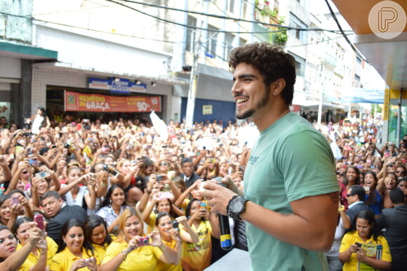 Caio Castro recebeu carinho dos fãs durante evento em Recife, nesta quinta-feira, 24 de outubro de 2013