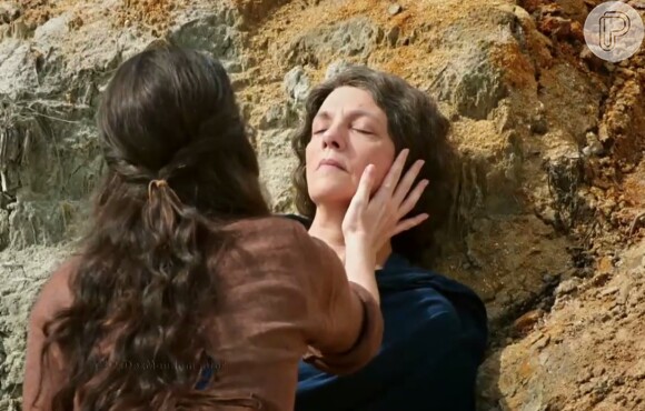Miriã (Larissa Maciel) constata a morte da mãe, Joquebede (Denise Del Vecchio), na novela 'Os Dez Mandamentos - Nova Temporada'
