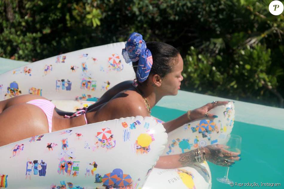 Rihanna mostra corpão de biquíni em dia de piscina com amigas nesta quarta feira º de junho