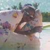 Em uma boia de cisne, Rihanna se bronzeou enquanto tomava drinks na piscina