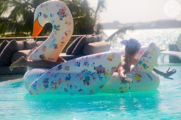 Rihanna mostra corpão de biquíni em dia de piscina com amigas, nesta quarta-feira, 1º de junho de 2016