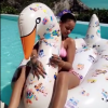 Rihanna mostra corpão de biquíni em dia de piscina com amigas, nesta quarta-feira, 1º de junho de 2016