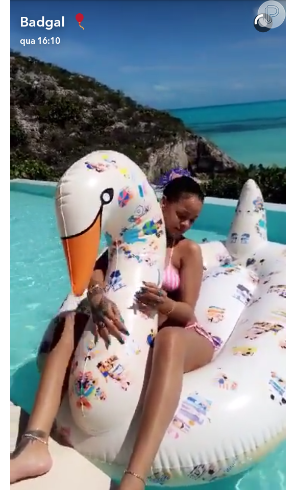 Rihanna mostra corpão de biquíni em dia de piscina com amigas, nesta quarta-feira, 1º de junho de 2016