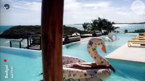 Rihanna mostra corpão de biquíni em dia de piscina com amigas, nesta quarta-feira, 1º de junho de 2016