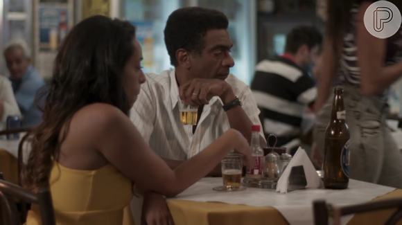 Em 'Totalmente Sem Noção Demais', Zé Pedro (Hélio de la Peña) olha para uma mulher passando e Dorinha (Samantha Schmutz) fica enciumada