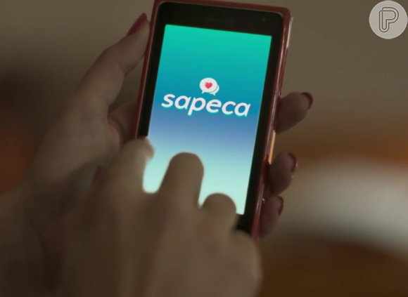 Em 'Totalmente Sem Noção Demais', Dorinha (Samantha Schmutz) cria em um aplicativo de relacionamentos chamado 'Sapeca' e cria um perfil falso para deixar o marido com ciúmes