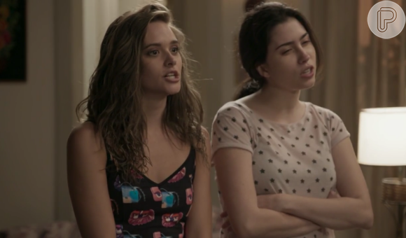 Em 'Totalmente Sem Noção Demais', Cassandra (Juliana Paiva) e Débora (Olívia Torres) não aguentam mais seu pai apaixonado por Carolina (Juliana Paes) e decidem fazer o mesmo