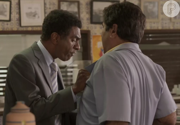 Em 'Totalmente Sem Noção Demais', Zé Pedro (Hélio de la Peña) descobre que o pretendente de sua mulher é Hugo (Orã Figueredo) e arma um barraco no Flor do Lácio