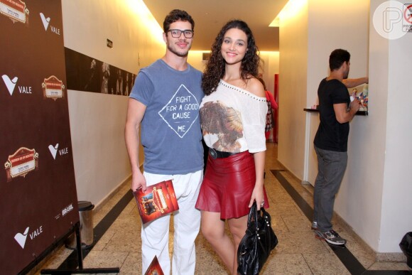 Os noivos José Loreto e Débora Nascimento prestigiam o elenco da peça "Sonhos de Sedutor", de Woody Allen, em 24 de outubro de 2013