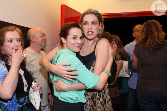 Luana Piovani recebe o abraço de Bia Seidl na estreia da peça "Sonhos de Sedutor", de Woody Allen, em 24 de outubro de 2013