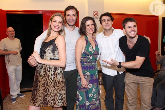 Luana Piovani posa com os colegas de elenco, George Sauma, Heitor Martinez e Georgiana Góes