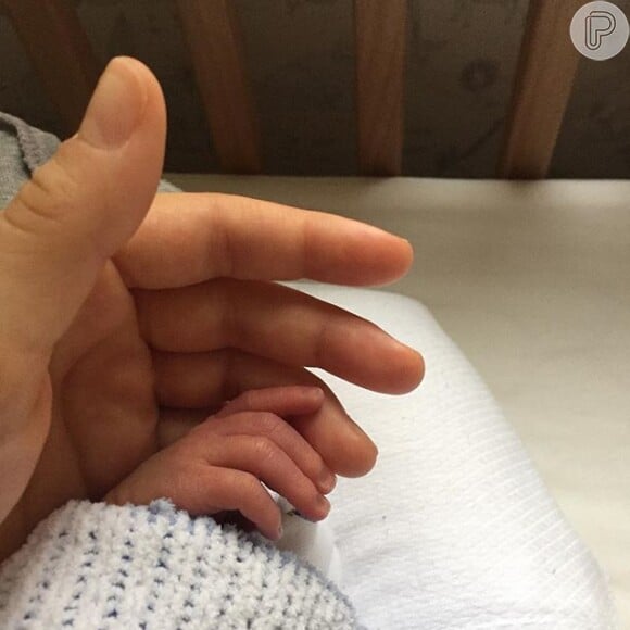 Tainá Muller usou uma foto da mão do filho, Martin, para comemorar a chegada do bebê em casa: 'O susto inicial passou quando percebemos que oito meses era o tempo dele'