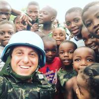 Luciano Huck, de roupa militar, canta com crianças haitianas:'Ai, se eu te pego'