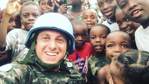 Luciano Huck, de roupa militar, canta com crianças haitianas:'Ai, se eu te pego'