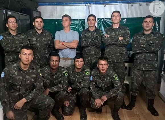 Luciano Huck posa com soldados do exército brasileiro no Haiti