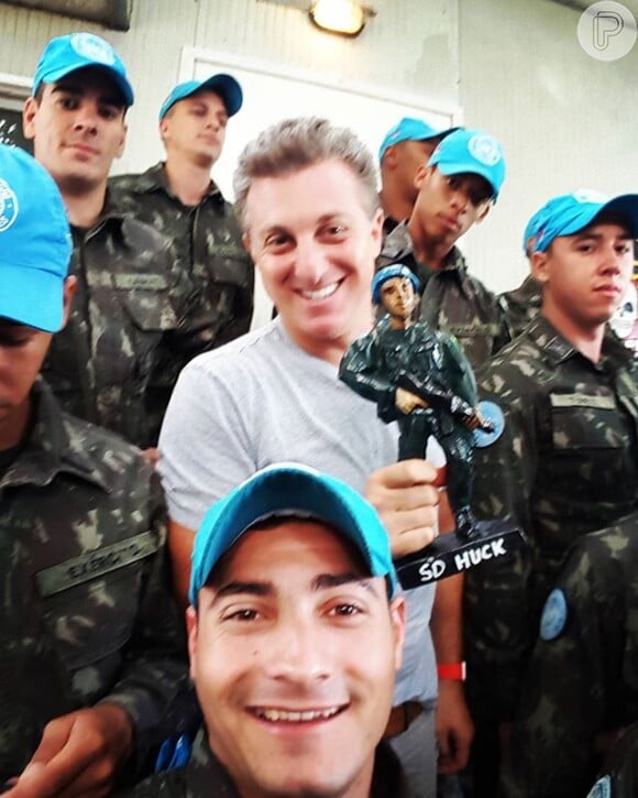 Luciano Huck ganhou um boneco com seu nome dos soldados do exército brasileiro no Haiti