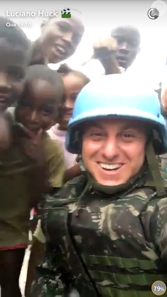 Luciano Huck se diverte com crianças haitianas no Snapchat
