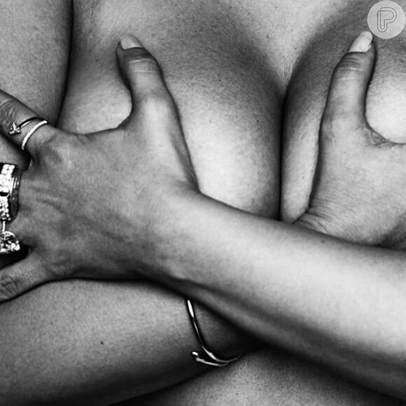 Kim Kardashian foi clicada cobrindo os seios com as mãos pelos fotógrafos de moda Mert Alas e Marcus Piggott
