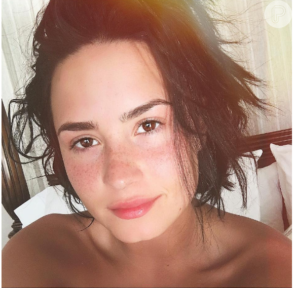 Demi Lovato postou em seu Instagram foto em que aparece com o rosto completamente sem maquiagem, mostrando as sardas na maçã do rosto e no nariz