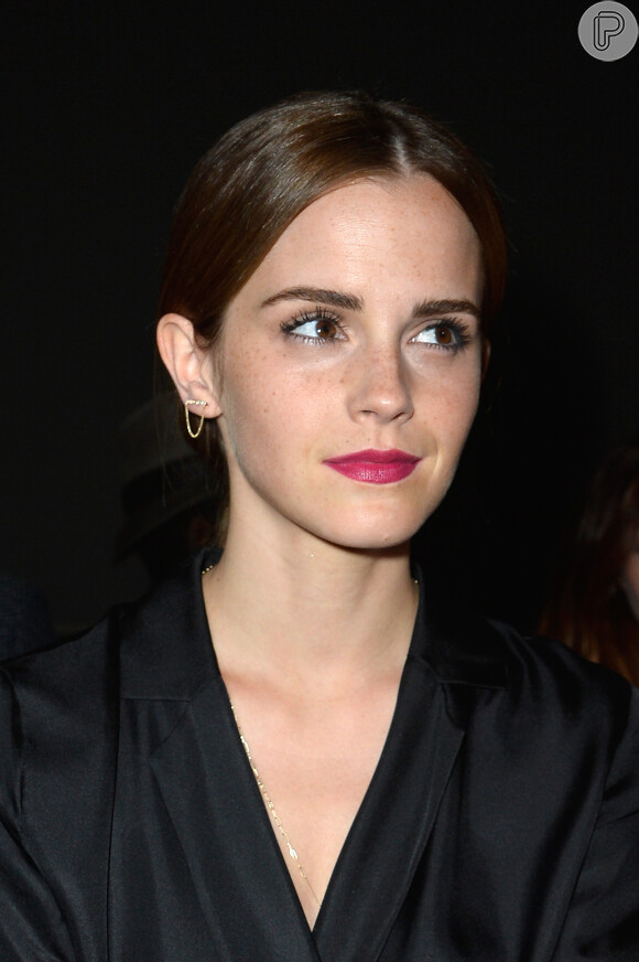 Emma Watson fica ainda mais linda quando deixa as sardas aparecerem na maquiagem
