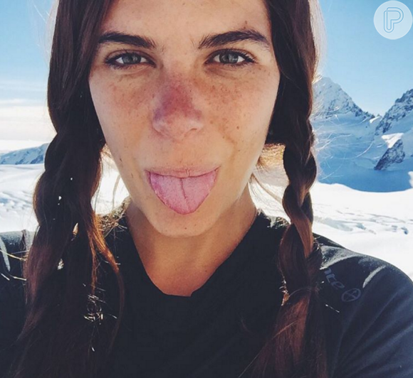 Mariana Goldfarb, namorada de Cauã Reymond, é conhecida por postar fotos com pouco maquiagem, evidenciando as sardas