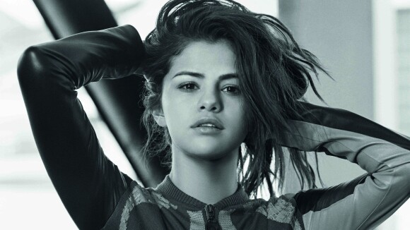 Selena Gomez revela segredo de maquiagem duradoura: 'Misturar base e hidratante'