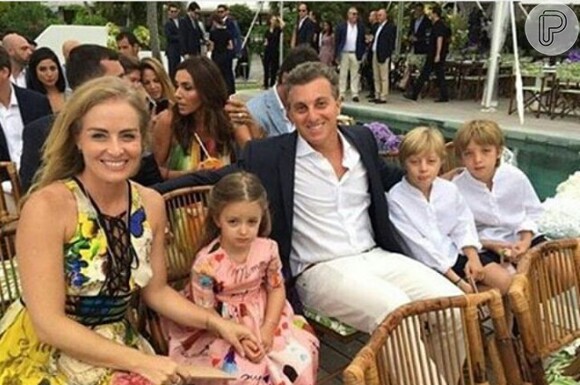Angélica e Luciano Huck viajaram para o Caribe com os filhos, Joaquim, Benício e Eva, para assistir ao casamento de Helena Bordon