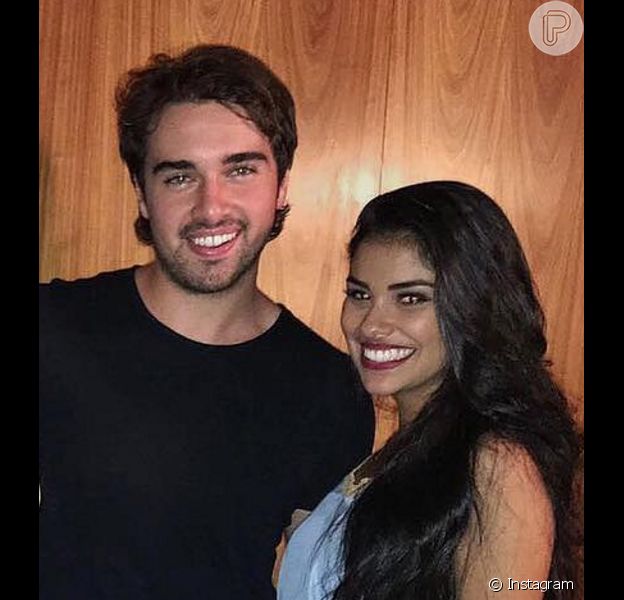 Ex Bbb16 Munik Beija Olin Batista Em Festa Foi Otimo Te Conhecer Elogia O Dj Purepeople ex bbb16 munik beija olin batista em