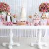 Mesa do bolo do batizado de Maria Flor contou com flores e acessórios nas cores rosa e branco