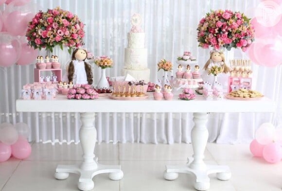 Mesa do bolo do batizado de Maria Flor contou com flores e acessórios nas cores rosa e branco