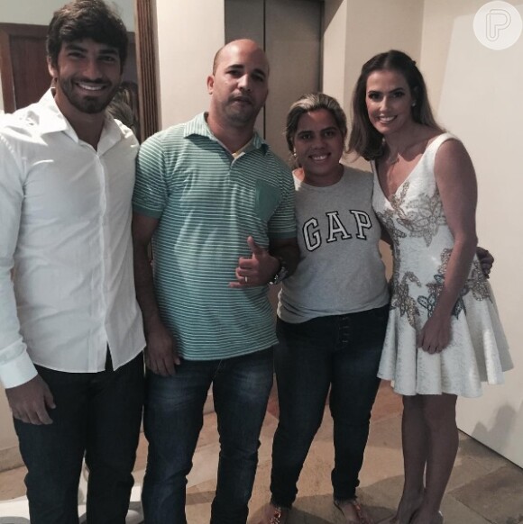 Fornecedores da festa de Deborah Secco posam com a atriz e o marido, Hugo Moura