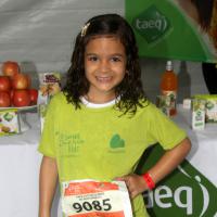 Mel Maia, de 'Joia Rara', participa de corrida infantil em dia chuvoso no Rio