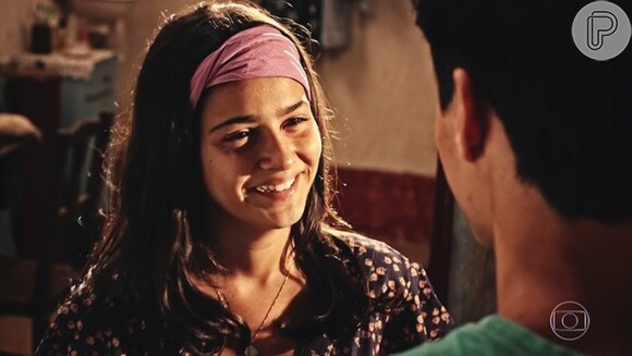 Olívia (Giullia Buscacio) pede que Lucas (Lucas Veloso) chame Miguel (Gabriel Leone) para uma conversa na cooperativa, na novela 'Velho Chico'
