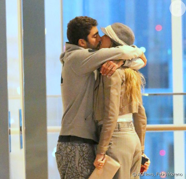Luana Piovani e Pedro Scooby trocam beijos após jantar em shopping no ...