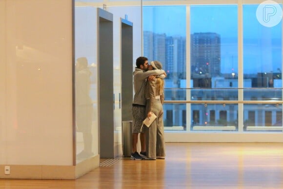 Luana Piovani e Pedro Scooby trocaram beijos antes de entrarem em elevador no Villa Mall, na Barra da Tijuca