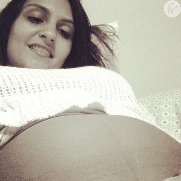 Renata, ex de Adriano costumava postar imagens da barriga de gravidez nas redes sociais