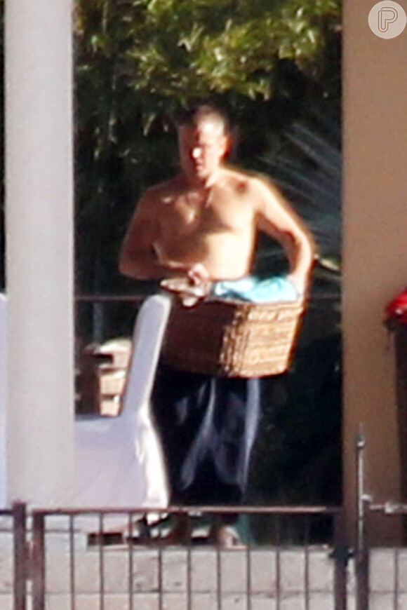 Matt Damon ajudou a mulher a lavar roupas, em 24 de dezembro de 2012