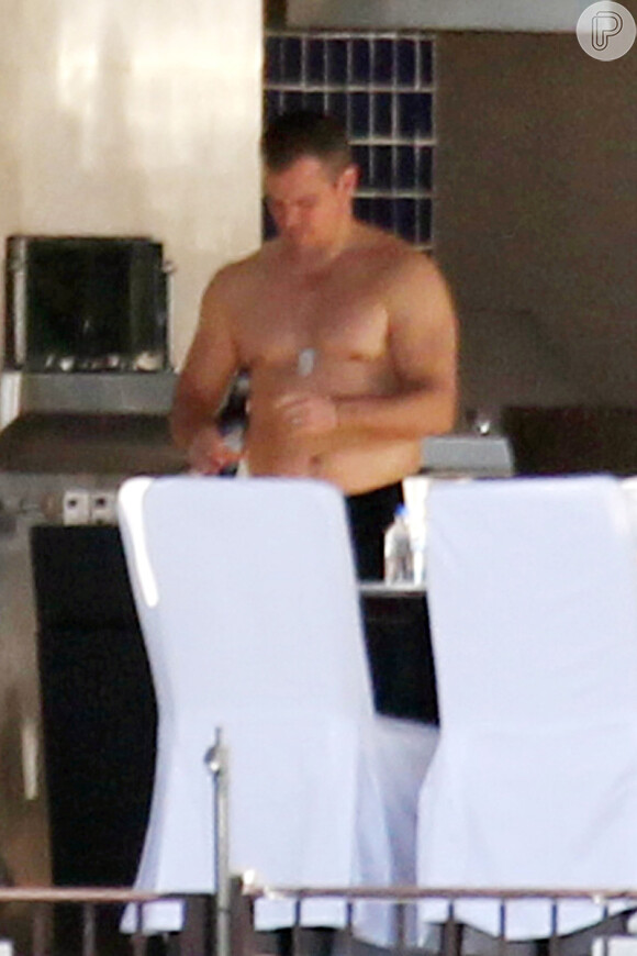 Matt Damon bebeu cerveja depois de ajudar a mulher a lavar as roupas, em 24 de dezembro de 2012