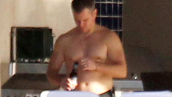 Matt Damon exibe barriguinha saliente durante férias com família em Miami