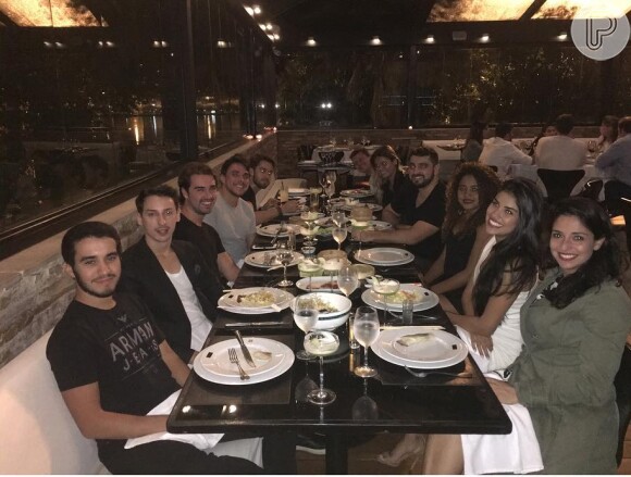 Munik e Olin Batista jantaram junto a um grupo de amigos na última sexta-feira, 3 de junho de 2016