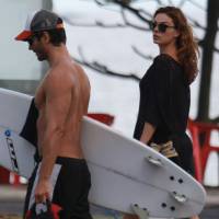Isis Valverde acompanha o namorado, André Resende, em dia de surfe no Rio