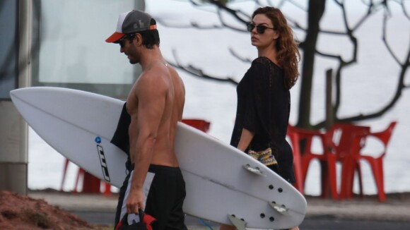 Isis Valverde acompanha o namorado, André Resende, em dia de surfe no Rio