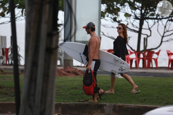 Isis Valverde acompanha o namorado, André Resende, em dia de surfe no Rio, nesta segunda-feira, 6 de junho de 2016