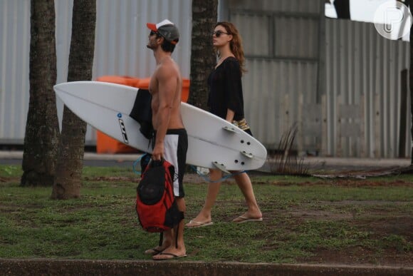 Isis Valverde acompanha o namorado, André Resende, em dia de surfe no Rio, nesta segunda-feira, 6 de junho de 2016
