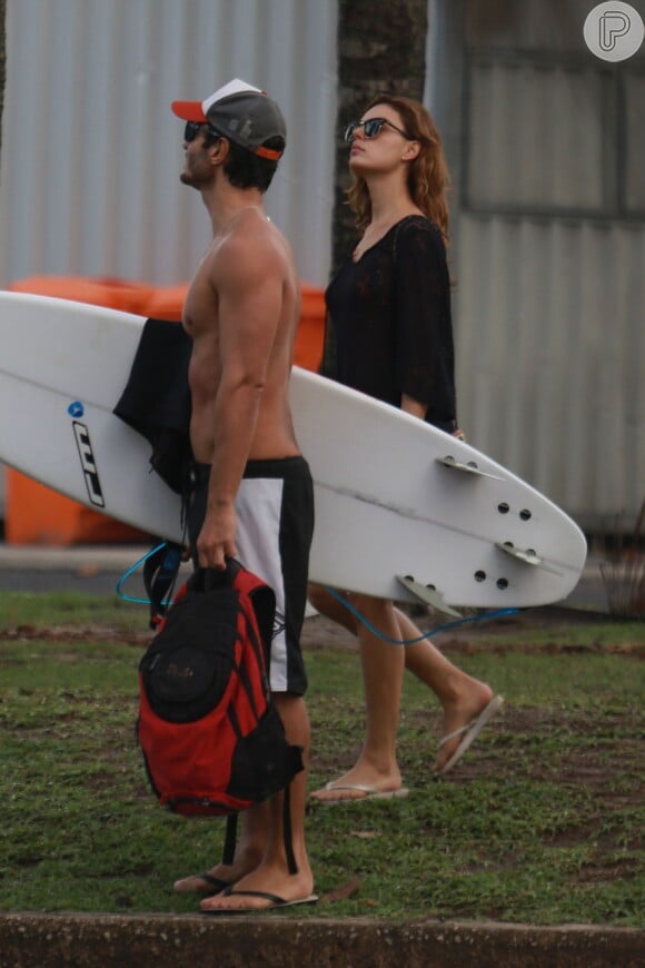 Isis Valverde acompanha o namorado, André Resende, em dia de surfe no Rio, nesta segunda-feira, 6 de junho de 2016