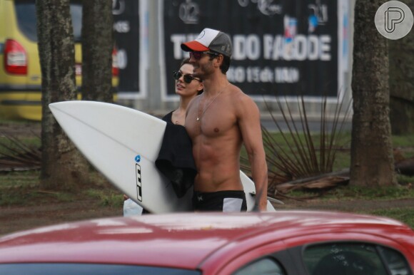 Isis Valverde e o namorado, André Resende, estiveram em uma praia no Rio, onde o modelo surfou